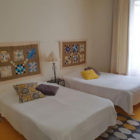 Grand Appartement Proche Cathedrale 4 Pers Reims Exterior photo